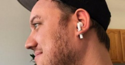Как уберечь Apple AirPods от падения и потери (необычный способ)