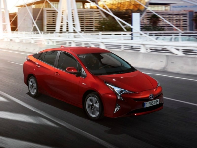 Toyota возобновит продажи гибридного Prius в России
