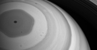 NASA засняло гексагон на «голове» Сатурна