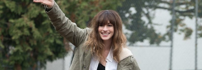 Энн Хэтэуэй играет монстра-разрушителя городов в трейлере Colossal
