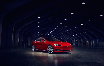 Немец на Tesla Model S спас потерявшего сознание