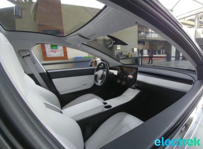 Фото интерьера Tesla Model 3 интригует компоновочными решениями