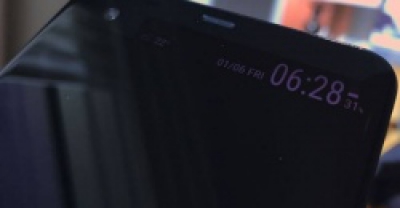 HTC U Ultra с 12-Мп камерой и вторым дисплеем на фото