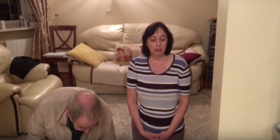 В сети набирает популярность видео, в котором юный геймер заставил родителей извиняться на коленях