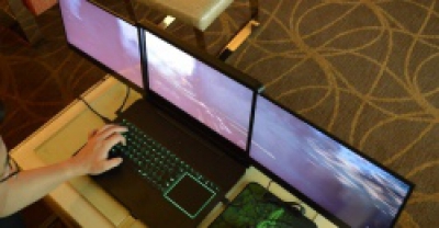 Razer представила ноутбук с тремя мониторами общим разрешением 11520x2160 пикселей